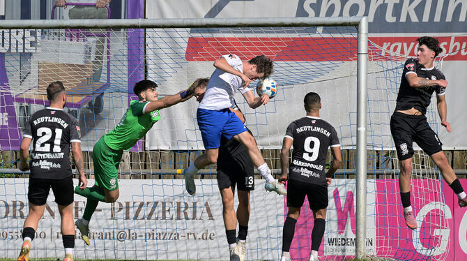 Baden-Wuerttemberg, Fussball, Maenner, OL, Oberliga, Saison 2025/26, wfv Das 3:1 für den FV Ravensburg: Marek Bleise setzt sich gegen Johannes Wally durch. SSV-Keeper Dominik Hozlinger kann nicht mehr