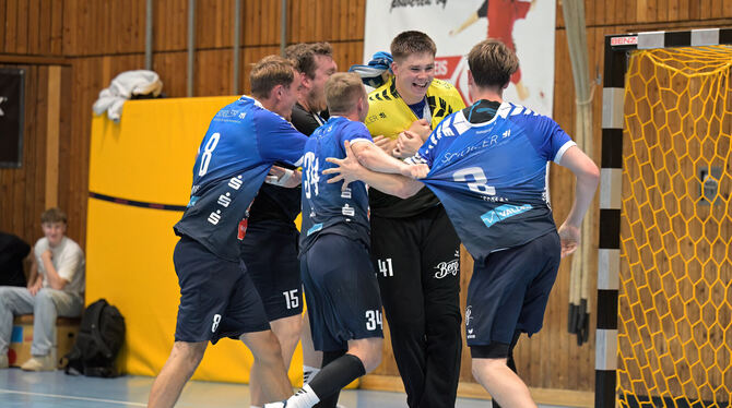 Die Pfullinger Feldspieler Tim Hafner, Paul Prinz, Christopher Rix und Fynn Hofele feiern Torhüter Felix Maar (im gelben Trikot)