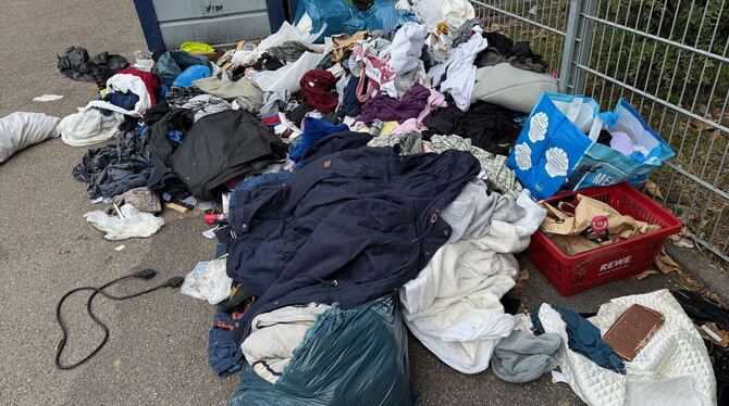 Altkleider liegen vor Altglascontainern