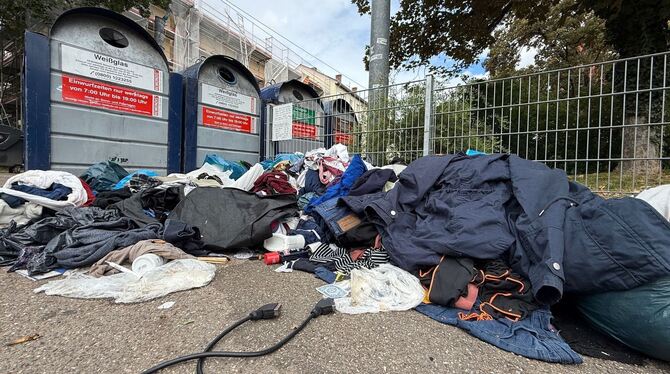 Altkleider liegen vor Altglascontainern