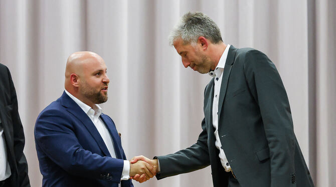 Der AfD-Landesvorsitzende Markus Frohnmaier (links) und Tübingens Oberbürgermeister Boris Palmer geben sich nach einer Diskussio