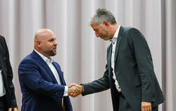 Der AfD-Landesvorsitzende Markus Frohnmaier (links) und Tübingens Oberbürgermeister Boris Palmer geben sich nach einer Diskussio