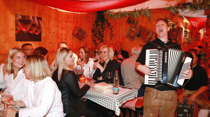Hochstimmung bei Essen, Wein und Live-Musik in einer der Lauben beim 38. Reutlinger Herbst .