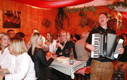 Hochstimmung bei Essen, Wein und Live-Musik in einer der Lauben beim 38. Reutlinger Herbst .