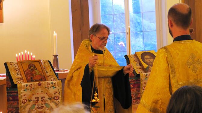 Priester Johannes Kaßberger zelebriert mit einem Altardiener eine orthodoxe Abendandacht im Evangelischen Stift als Teil des Ric