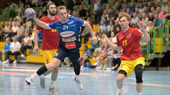 Der Pfullinger Christopher Rix (mit Ball) überzeugt als neunfacher Torschütze. Hier setzt sich der VfL-Linksaußen gegen Sven Sch