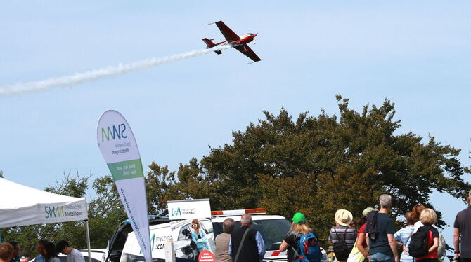 Gebannte Blicke am Boden, als die Mustang mit ohrenbetäubendem Sound ihre Spuren am Himmel hinterlässt.