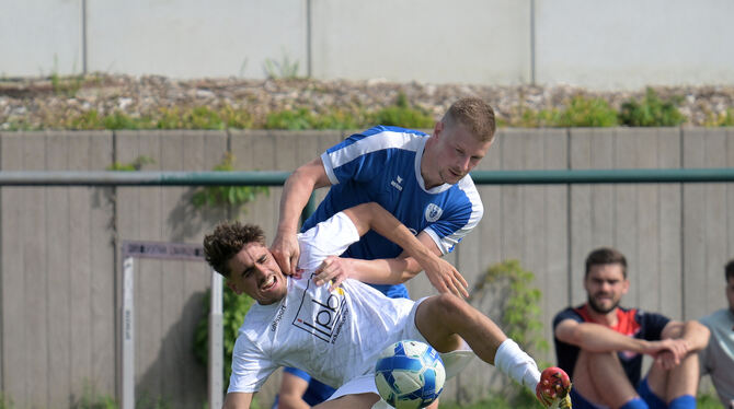 BL, Bezirk Alb, Bezirksliga, Fussball, Maenner, Saison 2025/26, Wuerttemberg, wfv Kampf ist Trumpf: Maik Sparka (vorne) vom TSV Gomaringen) im Zweikampf mit dem Dettinger Daniel Schairer.