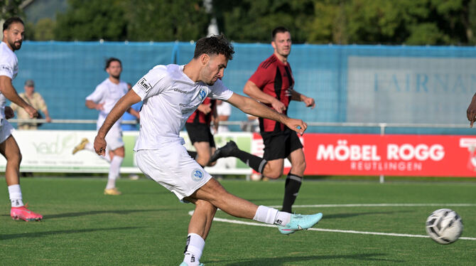 Der Schuss, der die Entscheidung bringt: Reutlingens Savas Ioannidis, Torschütze zum 3:1.