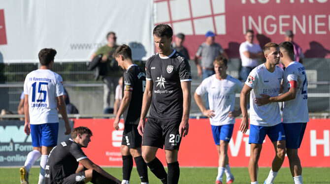 Baden-Wuerttemberg, Fussball, Maenner, OL, Oberliga, Saison 2025/26, wfv Frust bei den SSV-Spielern (vorne Philipp Majewski), Freude bei den Akteuren des FV Ravensburg.