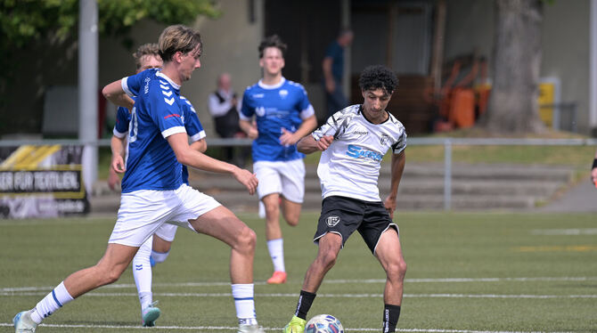 Aziz Bouali (rechts), dreifacher Torschütze des TSV Mähringen, im Zweikampf mit dem Pfullinger Tim Krapf.