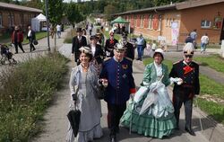Ein Blickfang: Mitglieder der Vereinigung »Historisches Königlich Württembergisches 4. Reiter-Regiment Königin Olga« spazierten