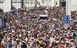 Die eigentlich verbotene Pride-Parade Ende Juni in Budapest könnte das Ende der Orbán-Ära eingeläutet haben.  FOTO: KARANCSI/DPA