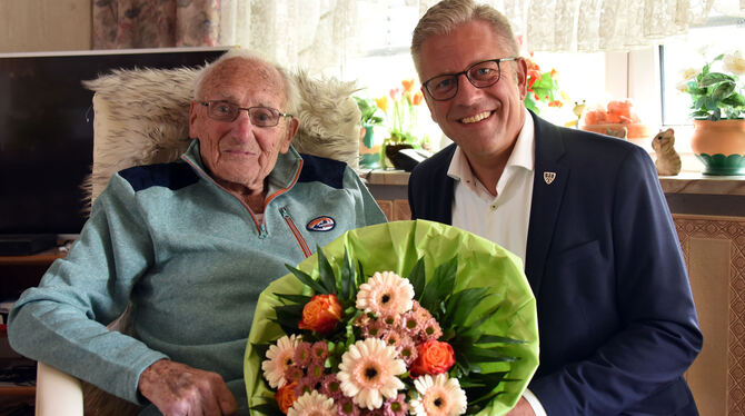 Siegfried Hartmann feierte am Montag seinen 100. Geburtstag. Reutlingens Finanz- und Wirtschaftsbürgermeister Roland Wintzen übe