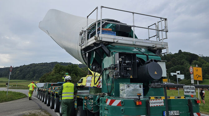 Die Fahrzeuge sind in Schrittgeschwindigkeit unterwegs.