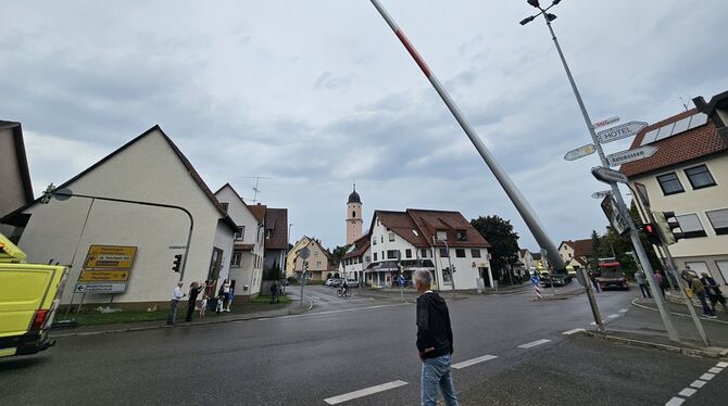 In Großengstingen haben Schaulustige den Transport des ersten Rotorblattes durch die Ortsmitte beobachtet.