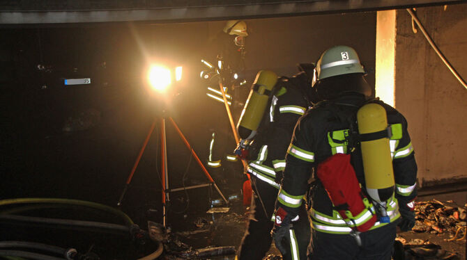 Ein Großaufgebot an Einsatzkräften war gestern Abend gegen 17.30 Uhr beim Brand in einer Tiefgarage in Trochtelfingen vor Ort. Ein Großaufgebot an Einsatzkräften war gestern Abend gegen 17.30 Uhr beim Brand in einer Tiefgarage in Trochtelfingen vor Ort.