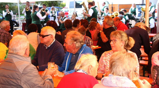 Rund hundert Gäste waren zur Hockete anlässlich des 130-jährigen Bestehens der Albvereins-Ortsgruppe Dapfen gekommen.
