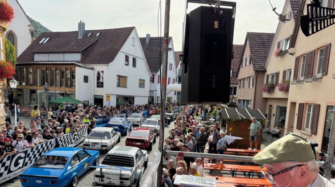 Rainer Klink lieferte Informationen zu jedem Auto, das an den Start rollte. FOTO: RUOF Rainer Klink lieferte Informationen zu jedem Auto, das an den Start rollte. FOTO: RUOF