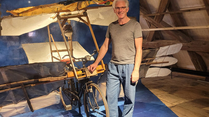 Franz Xaver Ott, Schauspieler am Theater Lindenhof und Autor des Stücks »Ikarus vom Lautertal«, bei Original-Fluggeräten von Gus Franz Xaver Ott, Schauspieler am Theater Lindenhof und Autor des Stücks »Ikarus vom Lautertal«, bei Original-Fluggeräten von Gus