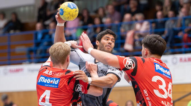 Nadim Brockhaus und der TVN werden von der HSG Albstadt gestoppt. Links: Noah Ehrenfried, rechts: Noa-Gabriel Alilovic.  FOTO: S
