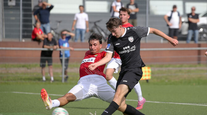 Kjell Otterbach (rechts) von den A-Junioren des SSV Reutlingen, in dieser Szene im Zweikampf mit dem Balinger Oktay Yalcinkaya,