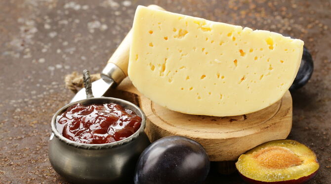 cheese, food, jam, breakfast, fruit, dish, fresh, health, meal, delicious, eat, snack, slice, bowl, cheeseboard, confiture, dess Kleine Löcher im Hartkäse. Niemand hat sie gezählt, doch sie werden seit Jahren weniger.