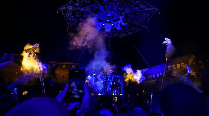 Die Companie Gratte Ciel, Festival des arts de rue de Strasbourg 2025. Spektakel aus Licht und Artistik: Die Compagnie Gratte Ciel auf dem Place Kléber.