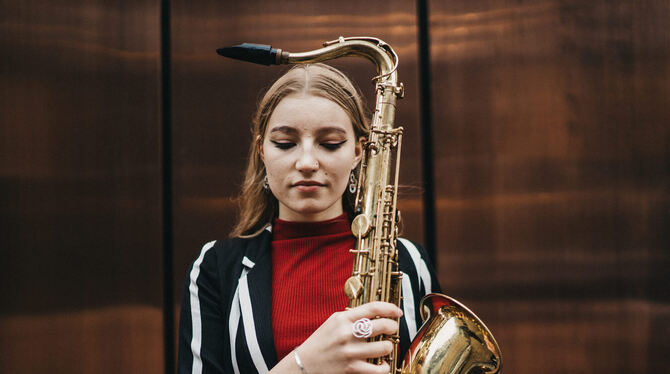 Virtuos: Die britische Jazzsaxofonistin Emma Rawicz.