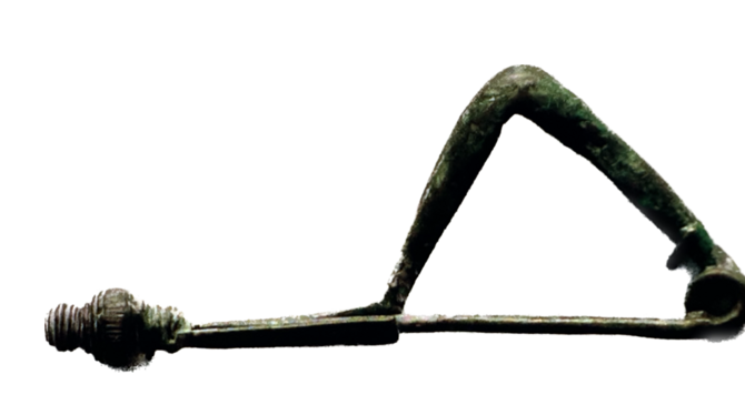 Eine Bronzespange zeigt den Weg zum Grabhügel im Heselbuch bei St.Johann