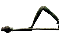 Eine Bronzespange zeigt den Weg zum Grabhügel im Heselbuch bei St.Johann