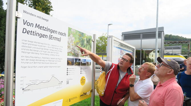 Wanderweg bwegt Minister Verkehrsminister Winfried Hermann Erster Bürgermeister Patrick Hubertz Landesverkehrsminister Metzingens Erster Bürgermeister Patrick Hubertz (links) und Dr. Rolf Hägele als stellvertretender Bürgermeister von Dettingen ze