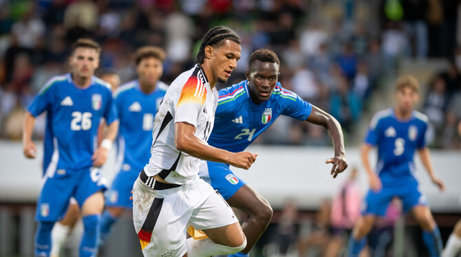 Der zweifache Torschütze Paris Brunner (weißes Trikot) im Zweikampf mit Jamal Iddrissou.