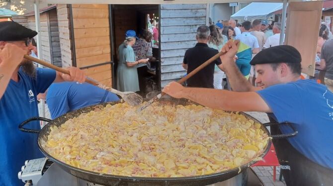 Am Stand der Freunde aus der Partnerstadt Passy beim Schlösslesparkfest wird  wieder Tartiflette angeboten.  FOTO: BRECKEL