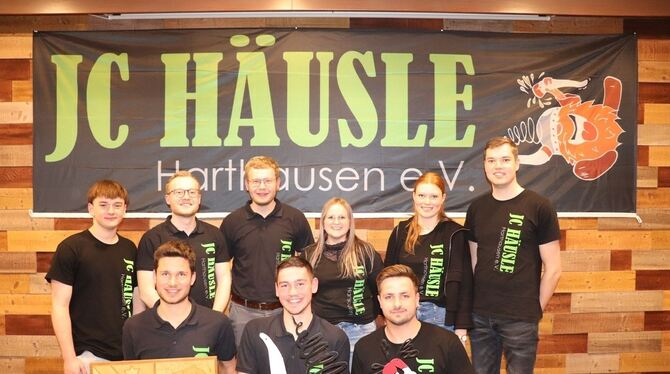 Der Vorstand des Jugendclubs "s’Häusle" freut sich über die Auszeichnung, die der Verein im Rahmen des Wettbewerbs "Unser Dorf Der Vorstand des Jugendclubs "s’Häusle" freut sich über die Auszeichnung, die der Verein im Rahmen des Wettbewerbs "Unser Dorf