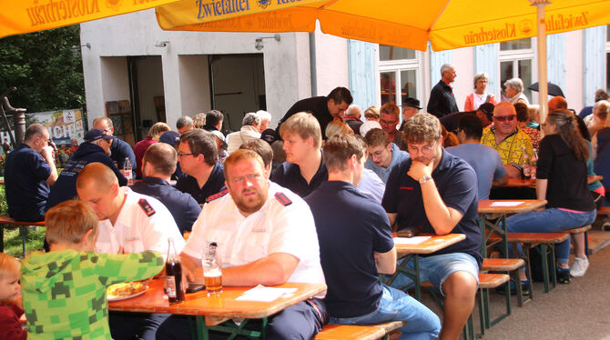 Volles Haus beim Feuerwehr-Hock am Gomadinger Spritzenhaus.  FOTO: LEIPPERT