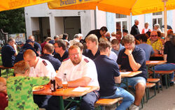 Volles Haus beim Feuerwehr-Hock am Gomadinger Spritzenhaus.  FOTO: LEIPPERT