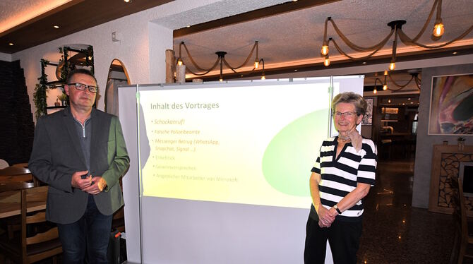 Birgit Walter, Vorsitzende der CDU Steinlach-Wiesaz Senioren, hat Jochen Hagenlocher vom Polizeipräsidium Reutlingen zur Betrug