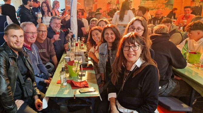 Mitglieder des Integrationsrats zu Gast auf dem 38. Reutlinger Weindorf. FOTO: PRIVAT Mitglieder des Integrationsrats zu Gast auf dem 38. Reutlinger Weindorf. FOTO: PRIVAT