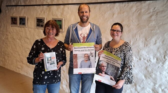 Ulla Krämer, Yannik Krebs und Debora Janine Rehm (von links) präsentieren die beiden Lesungen mit Franz Xaver Ott und Reinhold B