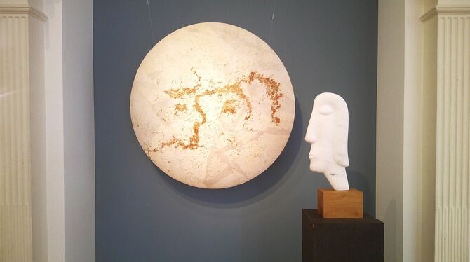 Dominik Böhringer, Gerda Bruestle-Wallén, Kunst, Büste Dominik Böhringers kreisrunde Arbeit »Kuss« und Gerda Bruestle-Walléns Marmorbüste »Spartaner« in der Ausstellung in Überlingen.