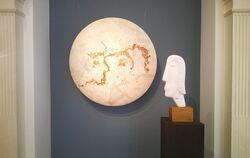 Dominik Böhringers kreisrunde Arbeit »Kuss« und Gerda Bruestle-Walléns Marmorbüste »Spartaner« in der Ausstellung in Überlingen.