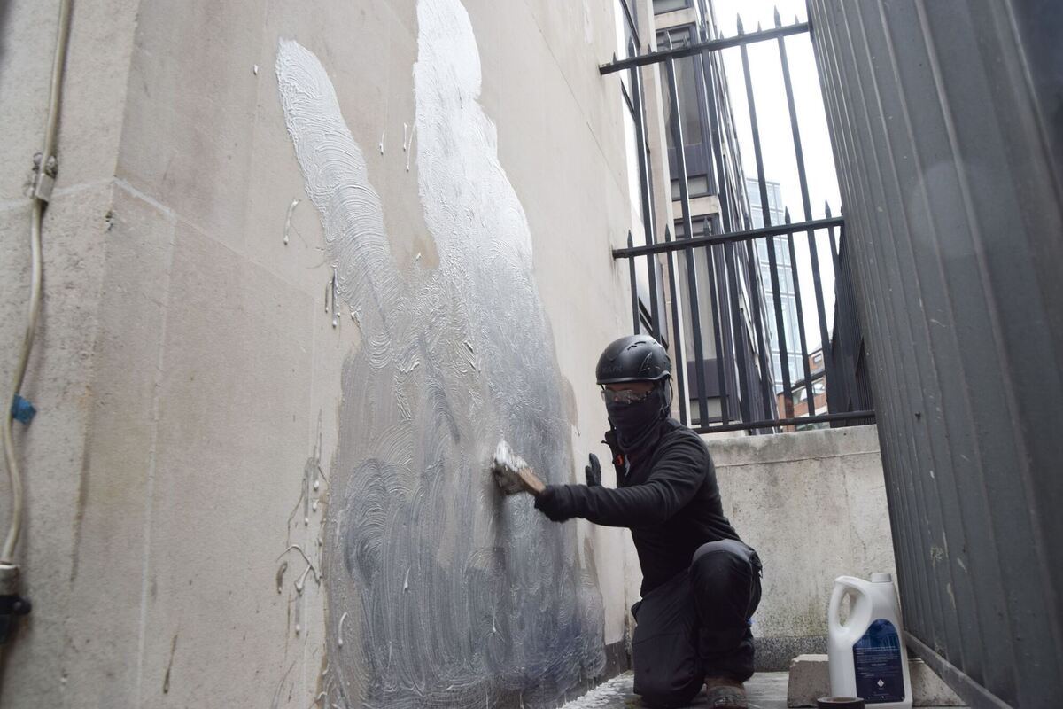 Neues Banksy-Werk an Londoner Gerichtsgebäude bald weg