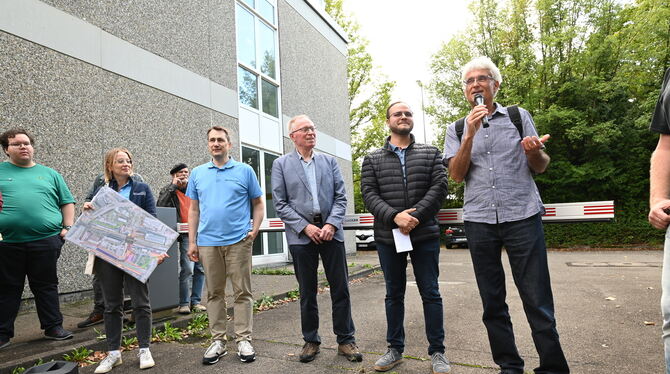 Trassenspaziergang SPD Fahren alle gemeinsam auf die Bahn ab (von links): Mit Karte Lena Hönes neben Geschäftsführer Professor Dr. Tobias Bernecker vom