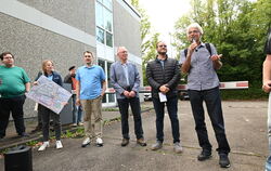 Fahren alle gemeinsam auf die Bahn ab (von links): Mit Karte Lena Hönes neben Geschäftsführer Professor Dr. Tobias Bernecker vom