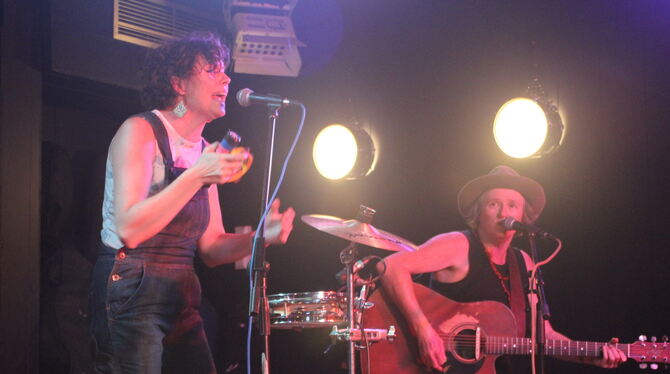 Leesa Gentz (links) und Julz Parker sind der Kern der australischen Band Hussy Hicks. Am Montag traten sie im Reutlinger Pappelg