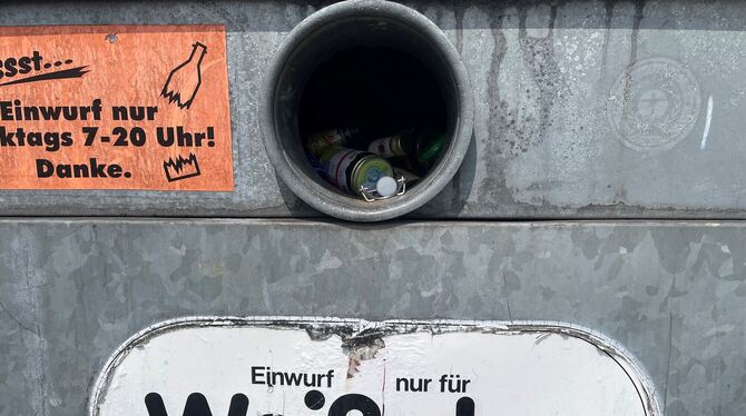 Altglascontainer voll Noch gibt es Kapazität in diesem Container für Weißglas. Gibt es diese nicht mehr, deponieren offenbar etliche Bürger leere Flas