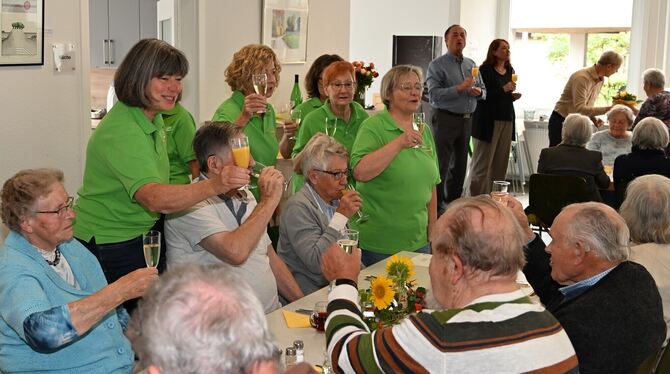 Mittagstisch, Senioren, Lichtenstein Ein Prosit auf den Lichtensteiner Seniorenmittagstisch: Das Team stößt mit seinen Gästen an.