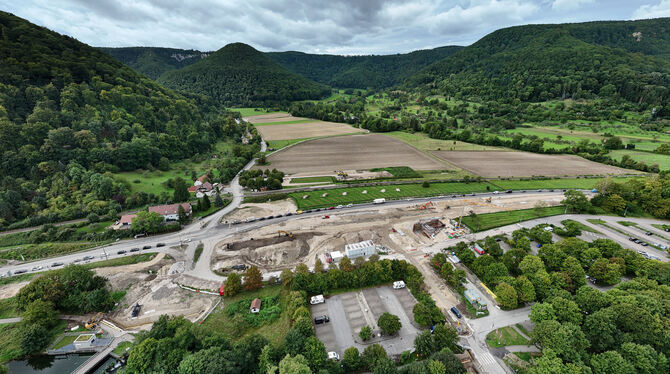 B 28 Die Wasserfallkreuzung an der B 28, im Hintergrund der Runde Berg. Im Bild unten in der Mitte ist der Wohnmobilstellplatz zu seh
