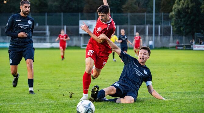 TSV Oberensingen - Young Boys Reutlingen Patrick Werner, zweifacher Torschütze für Oberensingen, setzt sich gegen Markus Wagner durch. Links: Ivan Cabraja.